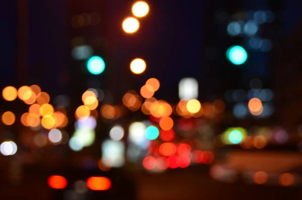 Félreállított Utcai Épületek Éjszaka Megvilágított Közúti Forgalom — Stock Fotó