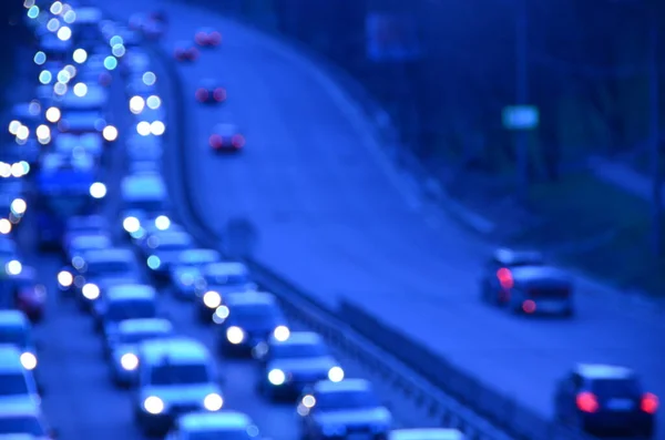 Stad Kvällen Med Bilar Rörelse Suddigt Ljus Upptagen Motorväg — Stockfoto