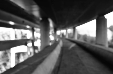 Şehirdeki köprü inşaatının manzarası