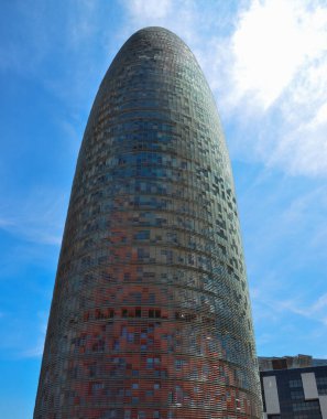 Mavi gökyüzü arka planı üzerine gökdelen, iş konsepti