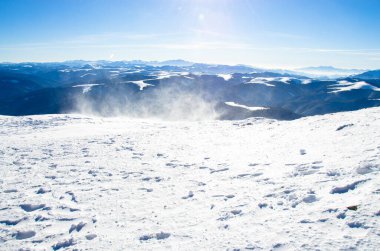Karlı dağların kış manzarası, doğa arka planı