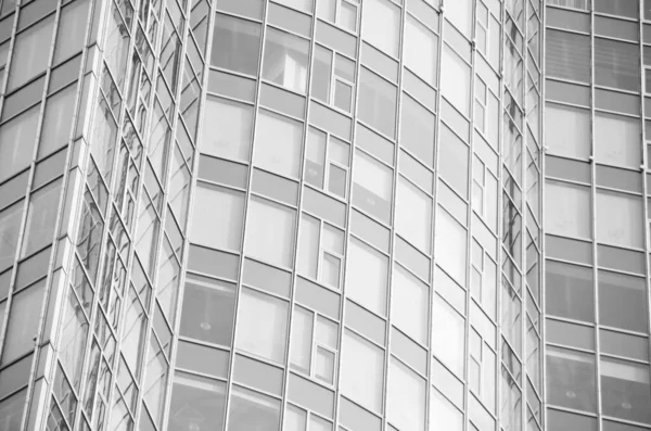 Mimari çekim, pencereli bina cephesi, siyah beyaz