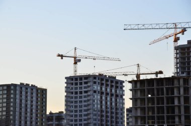 Vinçli inşaat alanı manzarası