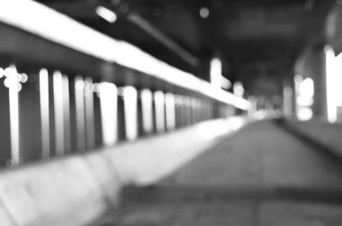 Şehirdeki köprü inşaatının manzarası