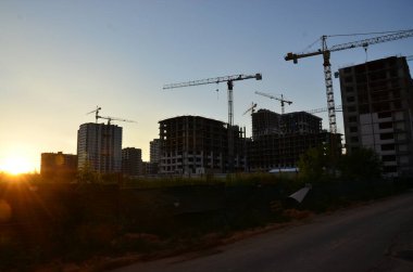 Vinçli inşaat alanı manzarası