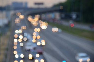 Yoğun otoyolda hareketli arabalarla şehir manzarası bulanık
