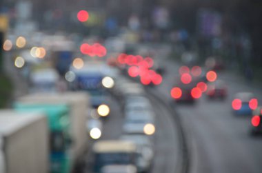 Akşamları kalabalık otoyolda hareket halindeki arabalarla şehir bulanıklaşır.