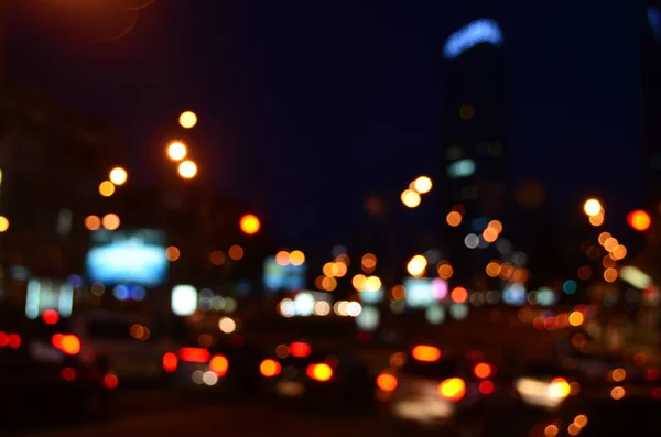 Sokak binalarının ve karayolu trafiğinin odaklanmış görüntüsü gece aydınlandı