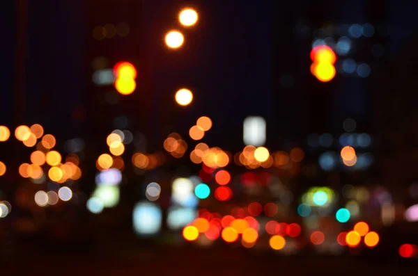 Colpo Sfocato Edifici Stradali Traffico Stradale Illuminato Notte — Foto Stock