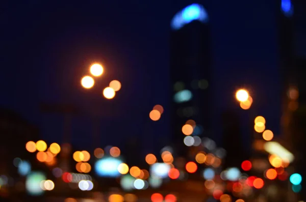 Colpo Sfocato Edifici Stradali Traffico Stradale Illuminato Notte — Foto Stock