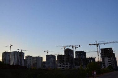 Vinçli inşaat alanı manzarası