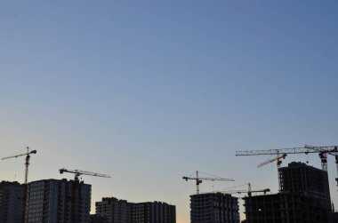 Vinçli inşaat alanı manzarası