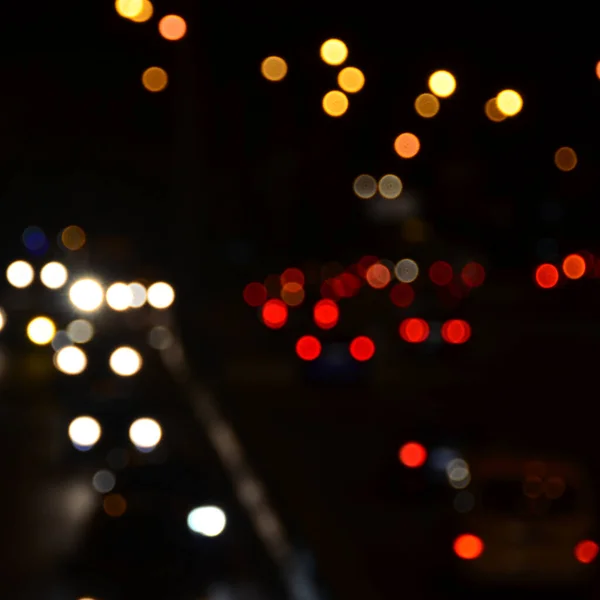 밤에는 도시의 추상적 배경을 흐릿하게 비추었다 — 스톡 사진
