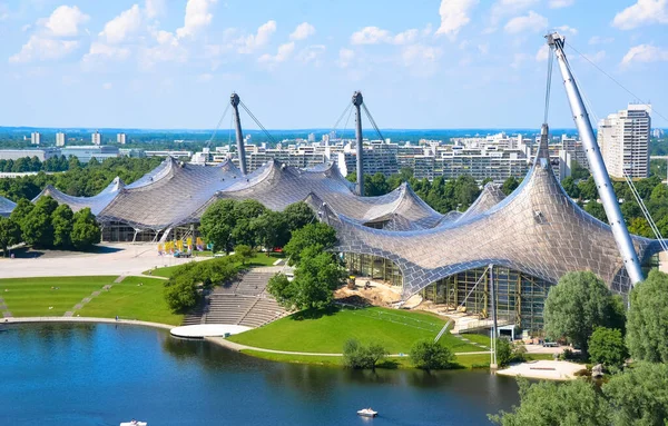 Modern şehir, yeşillik ve mimarinin havadan görünüşü