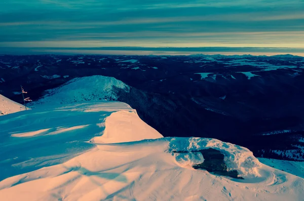 曇天下の雪に覆われた山の景色 — ストック写真