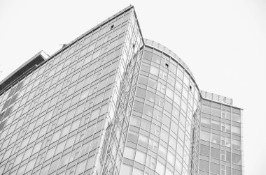 Mimari çekim, pencereli bina cephesi, siyah beyaz