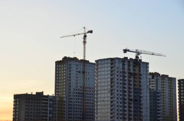 Vinçli inşaat alanı manzarası