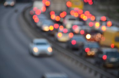 Akşamları kalabalık otoyolda hareket halindeki arabalarla şehir bulanıklaşır.