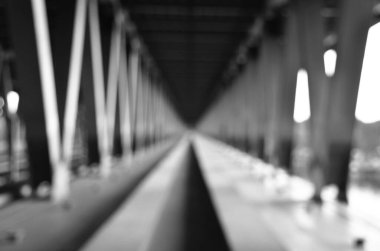 Şehirdeki köprü inşaatının manzarası