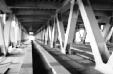 Şehirdeki köprü inşaatının manzarası