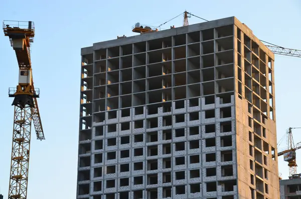 Vinçli inşaat alanı manzarası