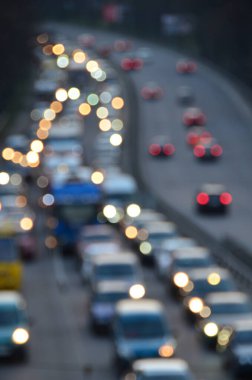 Akşamları kalabalık otoyolda hareket halindeki arabalarla şehir bulanıklaşır.