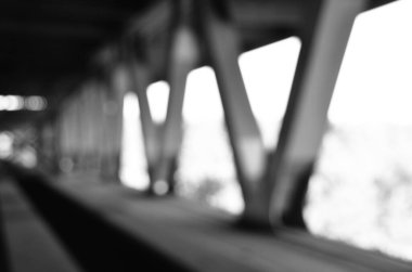 Şehirdeki köprü inşaatının manzarası