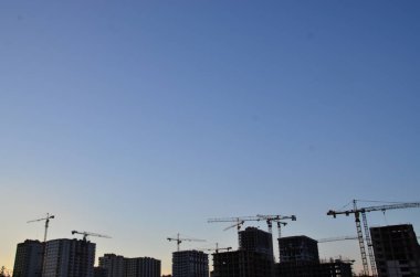 Vinçli inşaat alanı manzarası