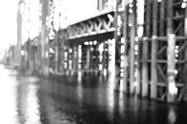 Şehirdeki köprü inşaatının manzarası