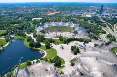 Modern şehir, yeşillik ve mimarinin havadan görünüşü