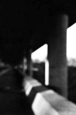 Şehirdeki köprü inşaatının manzarası