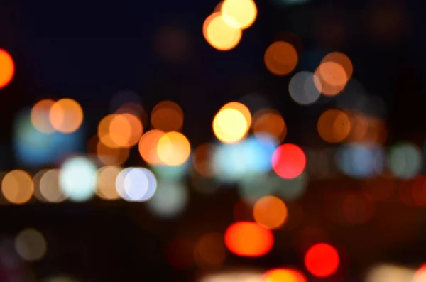 Tiro Desfocado Edifícios Rua Tráfego Rodoviário Iluminado Noite — Fotografia de Stock