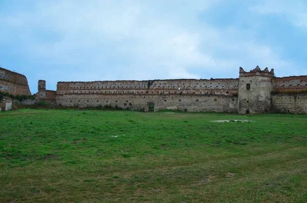 Vista Vecchie Rovine Edifici Con Prato Erboso — Foto Stock