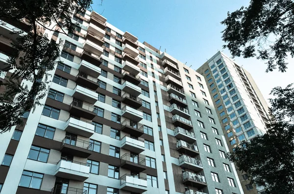 Şehirdeki modern bina cephesi