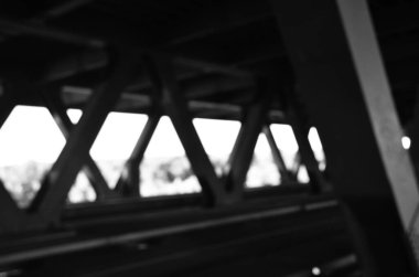 Şehirdeki köprü inşaatının manzarası