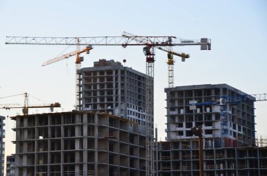 Vinçli inşaat alanı manzarası