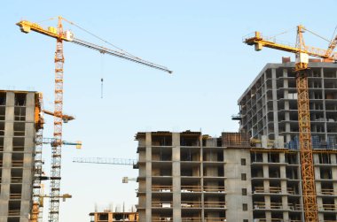 Vinçli inşaat alanı manzarası