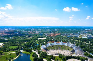 Modern şehir, yeşillik ve mimarinin havadan görünüşü