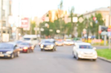 Şehirdeki yol trafiğinin bulanık görüntüsü