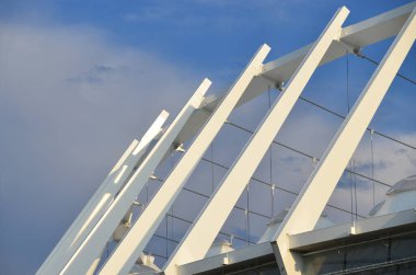 Mavi gökyüzü ile modern mimariye bakış