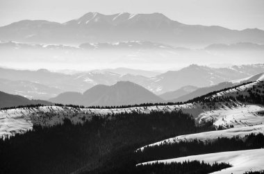 Karlı dağların kış manzarası, doğa arka planı