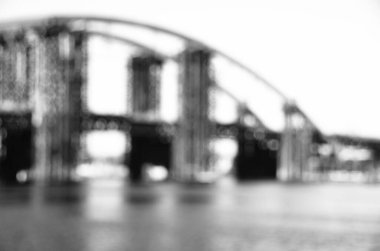 Şehirdeki köprü inşaatının manzarası