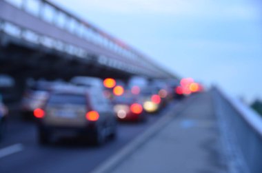 Yoğun otoyolda hareketli arabalarla şehir manzarası bulanık