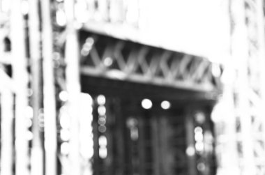 Şehirdeki köprü inşaatının manzarası