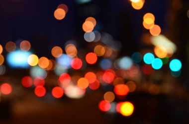 Sokak binalarının ve karayolu trafiğinin odaklanmış görüntüsü gece aydınlandı
