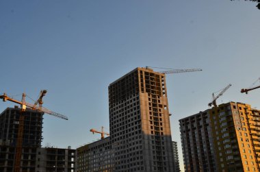 Vinçli inşaat alanı manzarası
