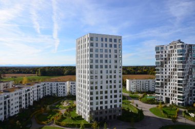 Modern şehir, yeşillik ve mimarinin havadan görünüşü