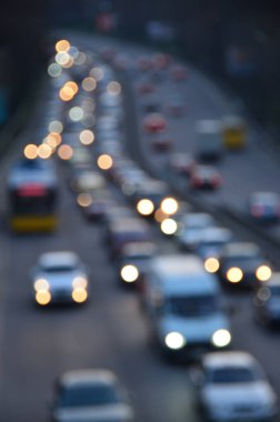 Akşamları kalabalık otoyolda hareket halindeki arabalarla şehir bulanıklaşır.