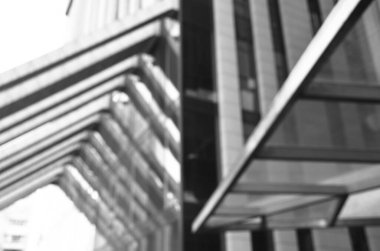 Mimari çekim, pencereli bina cephesi, siyah beyaz