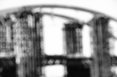 Şehirdeki köprü inşaatının manzarası